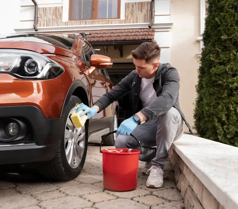Lavage auto à domicile Verson : professionnel intervenant sur un véhicule